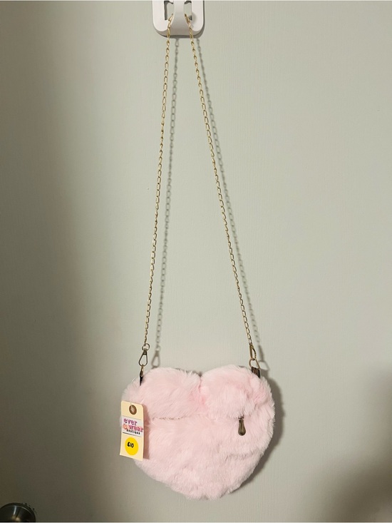 Handbags - 🆕 Pink Heart Faux Fur Crossbody Bag with Gold Chain